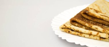 Beyaz bir tabak üzerinde gözleme iştah açıcı. Yatay fotoğraf