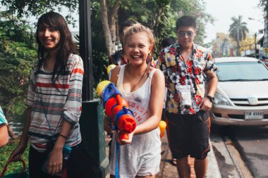 İnsanlar ve turistler katılmak Songkran Su Festivali orta Chiang Mai | 13 Nisan 2013 | EDI Chen