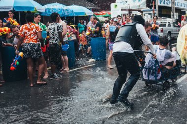İnsanlar ve turistler katılmak Songkran Su Festivali orta Chiang Mai | 13 Nisan 2013 | EDI Chen