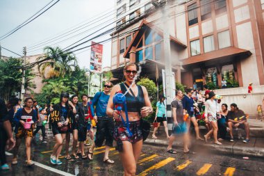İnsanlar ve turistler katılmak Songkran Su Festivali orta Chiang Mai | 13 Nisan 2013 | EDI Chen