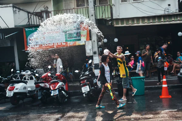 Emberek Turisták Csatlakozzon Songkran Víz Fesztivál Középen Chiang Mai Április — Stock Fotó