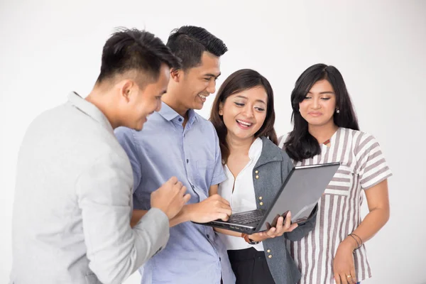 Gruppo di giovani business concept con laptop — Foto Stock