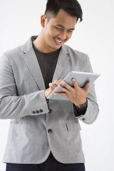 Asiatisches Jungunternehmen mit Tablet — Stockfoto