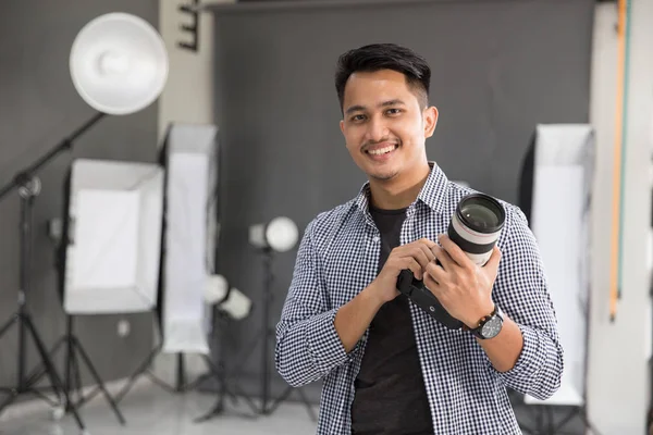 Young man photographer smiling — Stock Photo, Image
