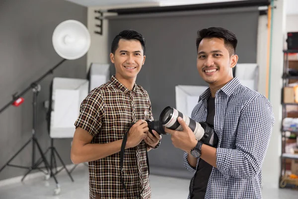 Zwei junge Fotografen — Stockfoto