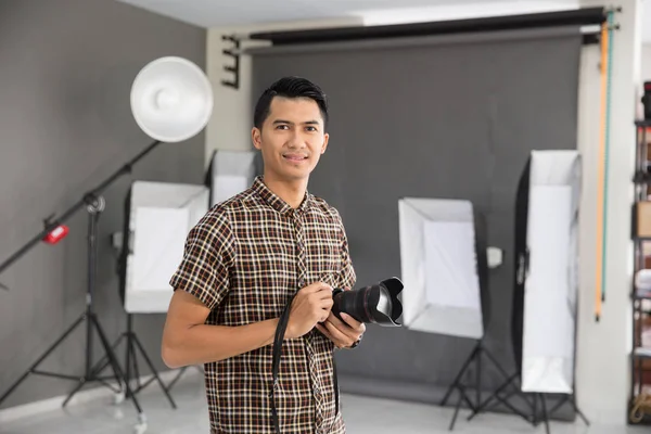 Joven fotógrafo sonriendo — Foto de Stock