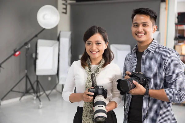 Retrato Dos Jóvenes Fotógrafos Pie Frente Estudio —  Fotos de Stock