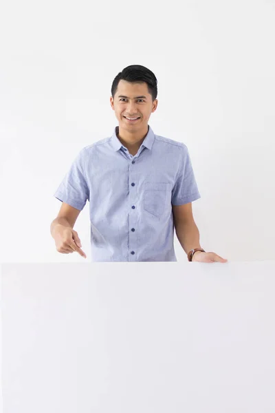 Negocio joven asiático con tablero en blanco — Foto de Stock