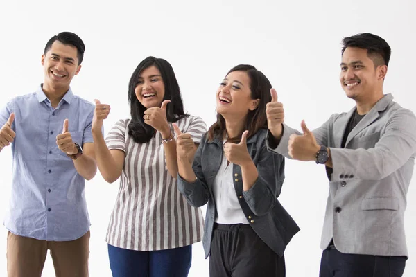 Groupe de jeunes gens d'affaires pouce levé — Photo