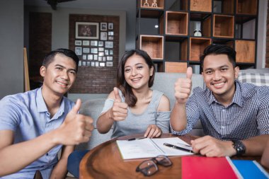 en iyi arkadaşım birlikte başparmak gösterilmesini