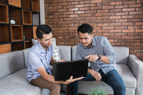 Glücklicher Jungunternehmer trifft sich zu Hause — Stockfoto