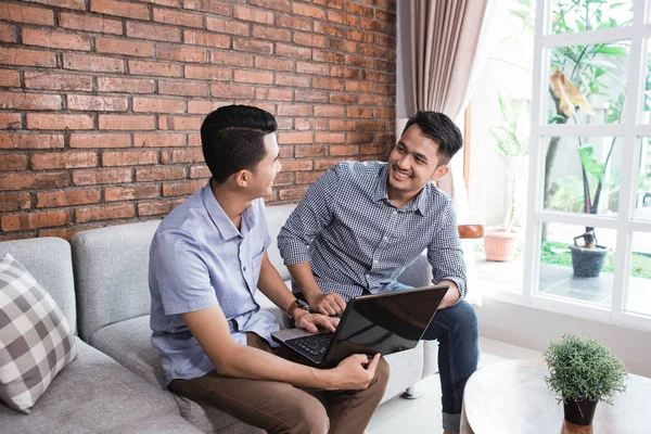 Zwei junge lässige Männer diskutieren — Stockfoto