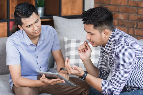 Discutir sobre algo em casa usando tablet — Fotografia de Stock