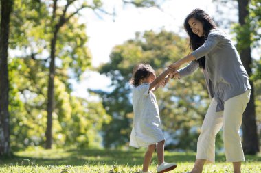 Anne ve kızı parkta keyfini çıkarın