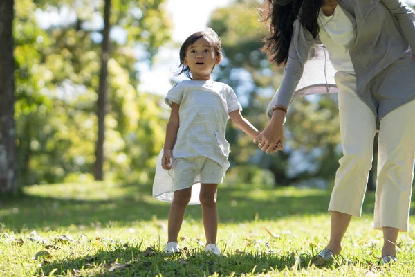 Glada unga dotter med mamma i parken — Stockfoto