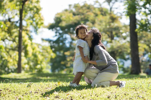 Šťastná mladá dcera s matkou v parku — Stock fotografie