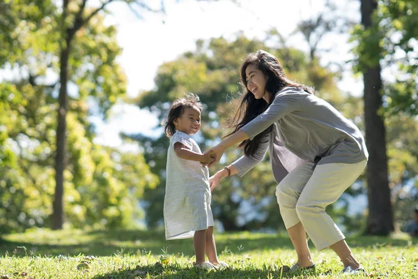 Madre e figlia che giocano nel parco — Foto Stock