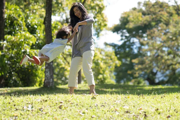 Mãe e filha no parque desfrutar — Fotografia de Stock