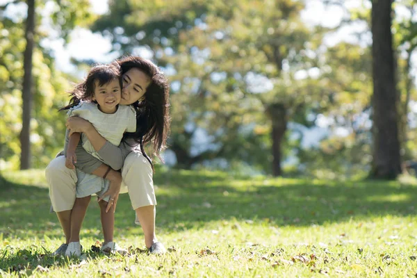 Estilo Vida Retrato Mãe Filha Felizes Exterior Prado — Fotografia de Stock