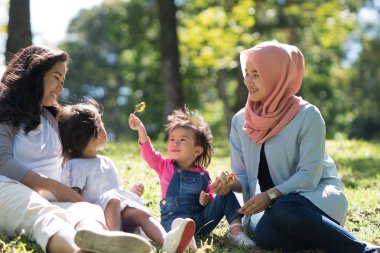 arkadaş grubu anne ve kızı oyun randevumuz