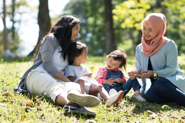 Madre e figlia playdate con gli amici — Foto Stock