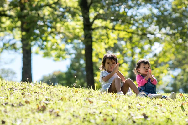 Dos pequeño niño divirtiéndose — Foto de Stock