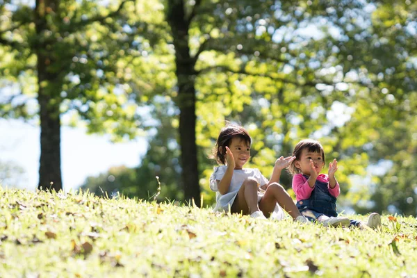 Baby girls play in park — Stock Photo, Image