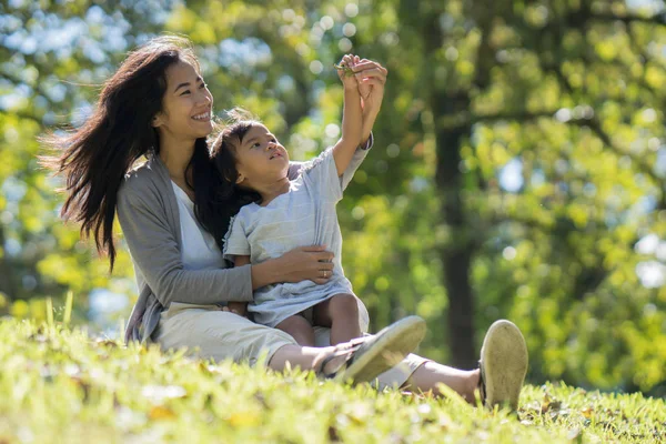Moeder en dochter in het park genieten van — Stockfoto