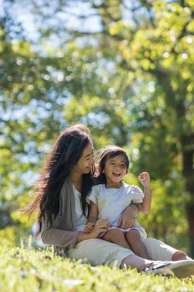 Moeder en dochter in het park genieten van — Stockfoto