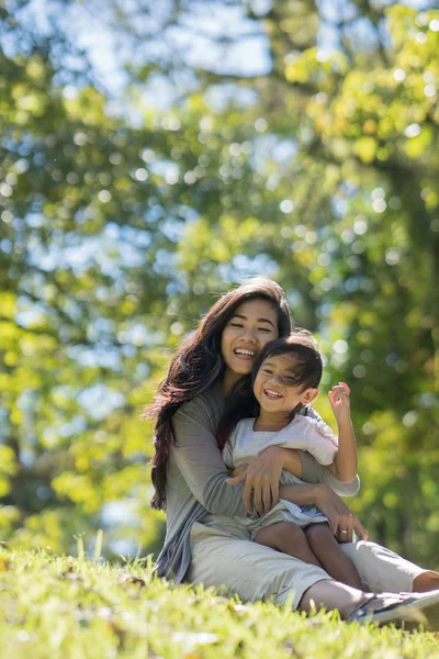 Felice giovane figlia con la mamma nel parco — Foto Stock