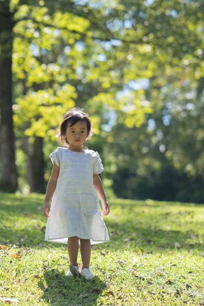 Bellissimo giovane bambino nel parco — Foto Stock