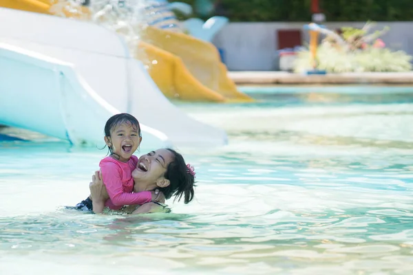 Madre e figlia nuotano nel parco acquatico — Foto Stock