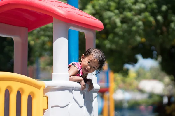 Šťastné Mladé Asijské Dítě Hraje Hřišti — Stock fotografie