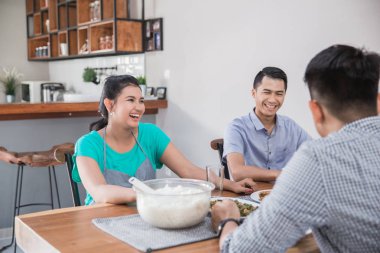 Grup Asyalı insan öğle yemeği