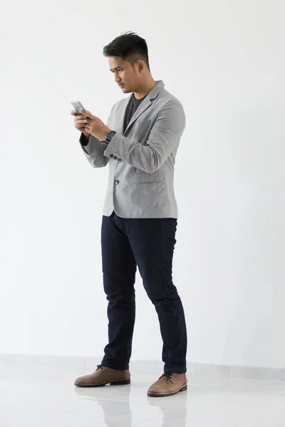 Asian Young Business med smart mobiltelefon — Stockfoto