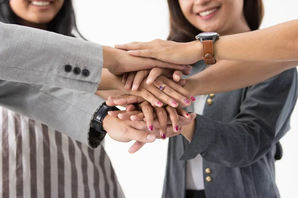 Asiatiska affärsmän sätta händerna tillsammans — Stockfoto