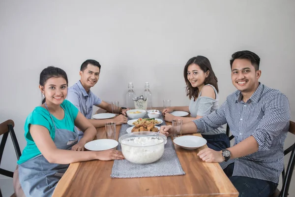 Grupo de asiático pessoas tendo almoço — Fotografia de Stock