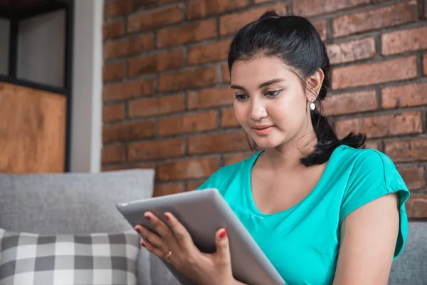 Casual woman using tablet at home — Stock Photo, Image