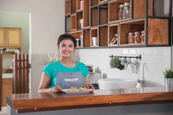 Huisvrouw bereidt eten voor lunch — Stockfoto