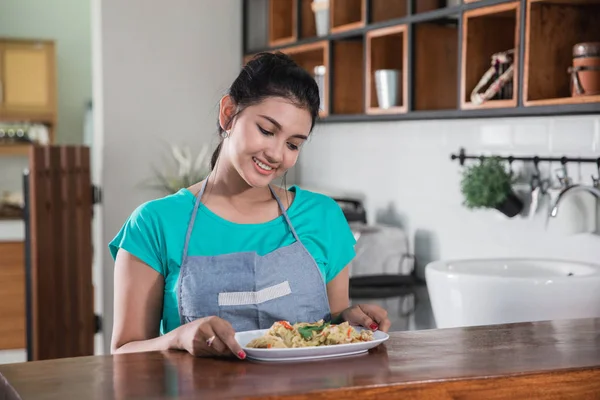 Huisvrouw bereidt eten voor lunch — Stockfoto