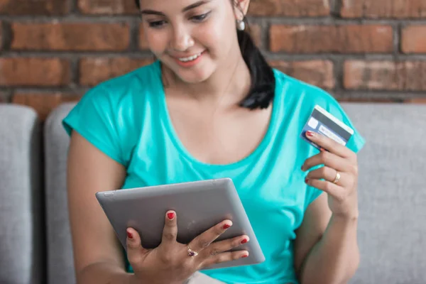 Mulher casual usando tablet em casa — Fotografia de Stock