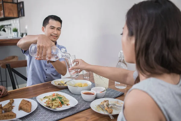 Asijští lidé obědvají — Stock fotografie