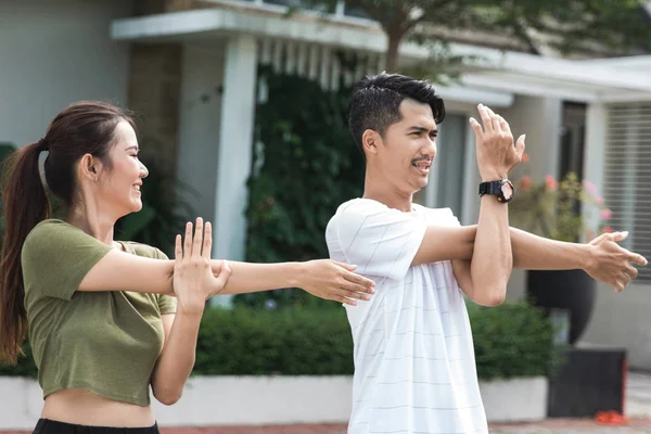 快乐的亚洲年轻人锻炼和热身 — 图库照片