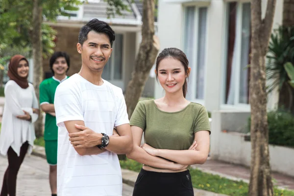 Laki-laki dan perempuan dengan olahraga memakai setelah excersing — Stok Foto