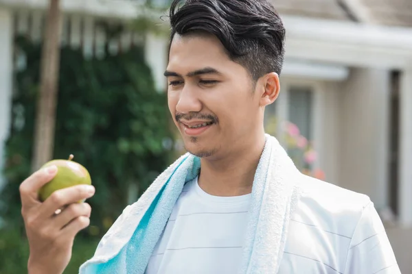 Sport maschile mangiare una mela — Foto Stock