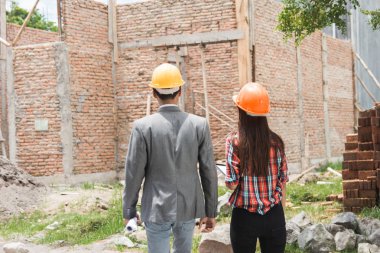 Erkek ve kadın mimar binaya arıyorsunuz