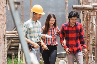 ev sahibi ile inşaat işçisi