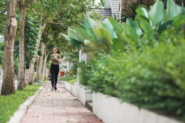 çalışan ve açık egzersiz Asyalı kadın