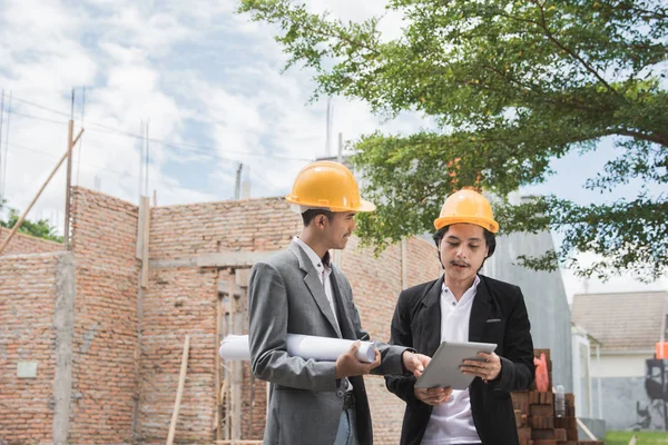 Diseñadores discutiendo plan de construcción — Foto de Stock