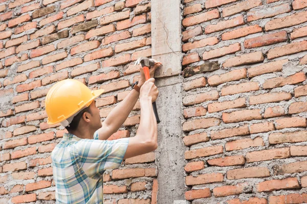 Bauarbeiter arbeitet — Stockfoto